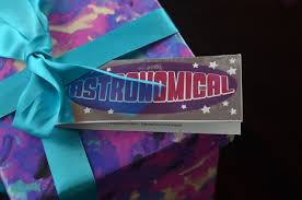 La Box Astronomical Lush Anthopom Histoires De Couleurs Huile Essentielle Pamplemousse Bains Moussants