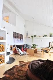 Verden Rundt I Interior Bildet Pa Veggen Har Trine Fraktet Med Seg Hjem Fra Berlin De Lange Figurene Pa Hyllen Er Kjopt Pa Et Mar Til Hjemmet Hjem Mobelideer