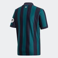 Aber das sind nicht die einzigen konkurrenten um den titel, auch manchester city oder tottenham pflegen immer größere ambitionen im kampf um die trophäe. Kinder Leeds United Fc Fussball Adidas Deutschland