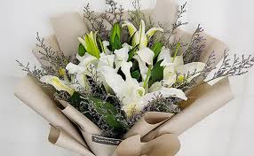 Name common flowers in bouquets. 7 Flowers That Are Commonly Used In Bouquets Floweraura