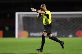 A simple vista dio la sensación de que había sido penal, pero pitana quiso estar seguro: El Dialogo De Nestor Pitana Var Penal Y Gol Tyc Sports