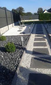 Voie Allee Enrobee Trottoir Ou Chemin En Gravier Martin Eglise Seine Maritime Amenagement Jardin Jardin Exterieur Amenagement Paysager Devant Maison
