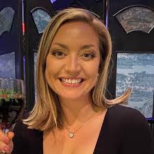 Leslie Shell's Instagram, Twitter & Facebook