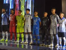 Tema hitam hitam, ya jersey persib third ini berwarna hitam dengan balutan sponsor yang berwarna perak. Official Persib Web