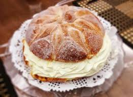 Pan De Muerto Relleno Con Crema Chantilly Pan De Muerto Relleno Pan De Muerto Postre Mexicano