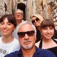 Это произошло в день космонавтики. Valerij Meladze Sdelal Selfi Vmeste S Veroj Brezhnevoj Konstantinom Meladze I Dochermi Spletnik