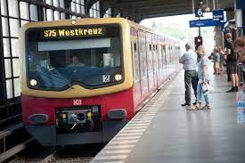 Welche buslinien fahren an dieser haltestelle ab? Nahverkehr In Berlin Ab Montag Kein S Bahn Verkehr Am Bahnhof Zoo Berlin Tagesspiegel