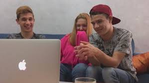 Estudio pornografía: Uno de cada cuatro jóvenes consume porno antes de  cumplir los 13 años