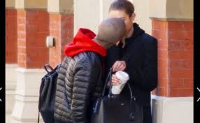 Gigi hadid and zayn malik have put together the nursery, read the parenting books and peppered her mom, yolanda hadid, with every question they could think of. Gigi Hadid Zayn Malik Ketahuan Ciuman Balikan Tabloidbintang Com