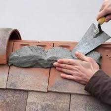 Installer Un Faitage Scelle Sur Un Toit De Tuiles Tuiles Toiture Tuile Toit