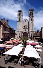 Terrasses Place Saint Vincent A Chalon Sur Saone En Saone Et Loire Sud Bourgogne C Adt 71 Lyonel Choc Saone Et Loire Chalon Sur Saone Les Regions De France