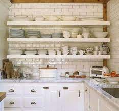 Rinnovare Una Cucina In Legno Mensole Al Posto Dei Mobili Ristrutturazione Cucina Progetti Di Cucine Cucina Shabby Chic