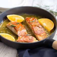 Lachspfanne Mit Orangen Rosmarin Sauce Rezept Rezepte Lachs Rezepte Pfanne Lachs Zubereiten