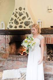 Kurze brautkleider sind eine frische abweichung von den traditionellen bis zum boden reichenden modellen. Vertraumte Wiesenhochzeitsinspiration Im Sauerland