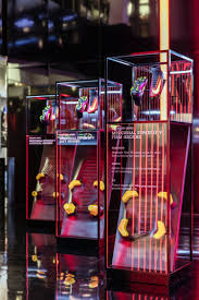 Mercurial Satis Fy Usa Window Display Design Display Design Window Display Retail