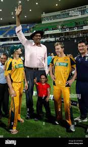 Australia's Shane Watson (L) and Brett Lee (2nd R) pose at a photo call  with Ghulam Shabbir (2nd L), who is 7 feet 8 inches (234 cm) tall, and  Wasim Omerdin, who