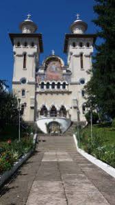 În anul 1998 catedrala cu cinci cupole a primit primii enoriaşi. CredinÅ£a Mai Presus De Orice Mii De SÄƒlÄƒjeni Au Infruntat Oprelistile Comuniste Pentru Pelerinajele La Catedrala Adormirea Maicii Domnului Magazin SÄƒlÄƒjean