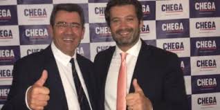 Em declarações aos jornalistas à entrada para um jantar do grupo parlamentar do psd, passos coelho foi questionado sobre a manutenção do apoio do partido a andré ventura, depois de o cds ter abandonado a coligação em loures e expressado incómodo pela forma como andré ventura se referiu à comunidade cigana. Pedro Passos Coelho Nao Aplaudiu Andre Ventura No Final Do Discurso E Saiu Mais Cedo Cheganos