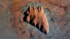 Australia S Uluru Aka Ayers Rock An Inselberg Dominantly Composed Of Coarse Grained Arkose A Type Of Sandstone Characterized B Geology Lion Sculpture Rock