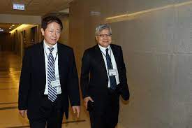 去年升任共同營運長後，考驗劉德音與魏哲家的課題已經開始。「過去兩年，我都在做市場行銷，對外溝通、對客戶的銷售，這是我學習密度最高的地方。」一直以來管的都是工廠，但要勝任台積電執行長大位，內斂的劉德音也得開始學著與客戶應對。像是高通董事長兼執行長保羅．雅各（paul jacobs）來台，張忠謀招待他到家裡吃飯時，就把劉德音帶在身邊作陪。 同樣輪值到各個部門歷練的魏哲家，也大感同意，「就像董事長說的，『器識在先，工程其從』，工程（我們）都夠啦，器識是他要我們培養的。」魏哲家不諱言，張忠謀對他們的期待很深，看事情要有遠見，待人接物也都要更有深度。 未來是否從雙執行長裡挑出董事長，張忠謀沒把話說死；對於在張忠謀心中，這兩位執行長的火候未到家，他們心底也明白。如何脫穎而出，端看兩人在三、五年內，甚或十年內的表現；而這齣「後張忠謀時代」戲碼，考驗的不只是一位老人的心思、兩人情誼，更在於能否為台灣企業接班轉型樹立典範。 劉德音 出生：1954年 現職：台積電總經理暨共同執行長 經歷：台積電營運資深副總、世大積體電路製造公司總經理 學歷：美國加州大學柏克萊分校電機暨電腦資訊博士 魏哲家 出生：1953年 現職：台積電總經理暨共同執行長 經歷：台積電業務開發資深副總、新加坡特許半導體公司資深副總 學歷：美國耶魯大學電機工程博士 å¼µå¿ è¬€è£¸é€€ åŠ‰å¾·éŸ³ç‚ºä½•æŽ¥è'£åº§ å¼µå¿ è¬€é€™æ¨£è§£é‡‹