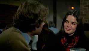 The Style Essentials Ali Macgraw S Classic Preppy Style In 1970 S Love Story Glamamor En 2020