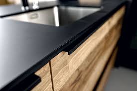 Plan de travail, revêtement mural, façades de meubles et d'électroménager, le verre devient omniprésent en cuisine. Les Plans De Travail En Materiaux Innovants Blog Schmidt