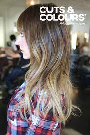 Speelse Look Met Rechte Pony Balayage Kleuring Haarfarben Haarfarbe Ideen Frisur Ombre