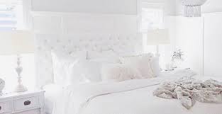 غرف النوم البيضاء تتزين ويتجدد رونقها بهذه الطرق الرائعة والمبهجة