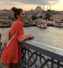 Portekizli iş insanı daha önce tülin, bana kızımı göstermiyor diyerek dava açmış ve her ayın ilk 7 günü kızını görme izni almıştı. Tulin Sahin In Yeni Aski Pedro