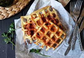 Ho usato ciondoli in waffle in resina molto realistici e li ho abbinati a salti in acciaio inossidabile per forza e. Waffles Salati Di Patate E Formaggio Vita Su Marte