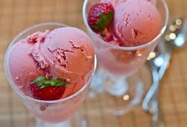 Glace Fraise Au Yaourt Avec Thermomix En 2020 Glace A La Fraise Thermomix Recette Yaourt