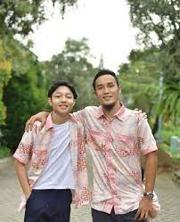 Mengusung tema emas, keduanya terlihat. 10 Potret Akrab Kiesha Alvaro Dengan Ayah Tirinya Kompak Bak Sahabat
