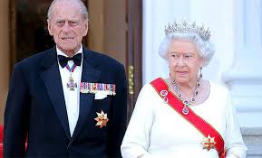 Die farbe silber strahlt ruhe u. Queen Elizabeths Hochzeitskleid Ist Zeitlos 1st Blue Das Modemagazin