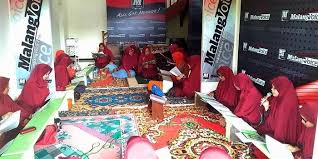 Download lagu mp3 & video: Lantunan Ayat Suci Al Qur An Antar Malangvoice Com Injak Tahun Pertama Malangvoice