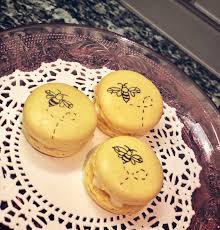 Honey Bee Macarons In 2020 Food Macarons I Foods