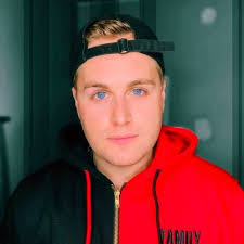 Jaime Barr's Instagram, Twitter & Facebook