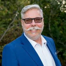 Huge honor to meet Jelani Cobb the new Dean at my alma mater Columbia  University's School of Journalism. Fascinating to hear his deep knowledge  of history bringing clarity to the issues of