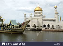 Brunei sultanı hassanal bolkiah'nin resmi konutu dünyadaki en büyük evdir. Moschee Von Omar Ali Saifuddien Und Istana Nurul Iman Brunei Stockfotografie Alamy