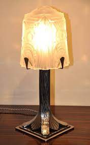 Lampe en verre moulé pressé base en fer forgé brossé signée en relief sur la verrerie. Muller Freres Lamp Art Deco 1930