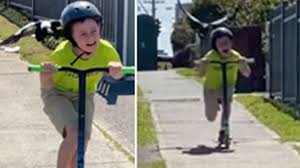 Jul 17, 2019 · during australia's swooping season aussies share tips for how to avoid being attacked by magpie, including wearing an empty tub of ice cream on your head with eyes drawn on in hopes of confusing. Video Of Magpie Attacking Child Shows Australia Has World S Scariest Animals Huffpost Australia News