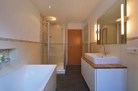 Badezimmer naturstein, badezimmer fliesen ideen, bad fliesen, badezimmer badewanne holz gemütliches badezimmer badezimmer renovieren badezimmer inspiration badezimmer mit holz: Badezimmer Einrichten Und Umbauen Holz Design In Dreieich