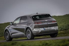 Sogar die mittelkonsole ist verschiebbar, der fahrersitz kann zu einem liegesessel umgebaut und die hintere. Hyundai Ioniq 5 4wd Rundum Sorglos Paket Stern De