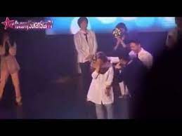Beberapa orang anggota dari kumpulan kpop b1a4 yang membuat persembahan di live center kuala lumpur semalam(10/1/2015). Gadis Melayu Bertudung Dipeluk Dicium Artis Lelaki Kpop B1a4 Youtube