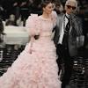 It's to a décor composed of a bosquet surrounded by a trellis tunnel swathed in climbing roses, ivy and jasmine, with a fountain at its centre, that karl. 1