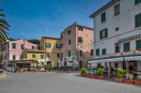 The hotel is right on the beach and has great views from a balcony room. Marciana Marina Insel Elba Der Grosse Reisefuhrer