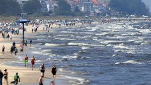 Uznam) is a baltic sea island in pomerania, divided between germany and poland.it is the second largest pomeranian island after rügen, and the most populous island in the baltic sea. Usedom Schickt 14 Urlauber Aus Corona Risiko Gebiet Zuruck