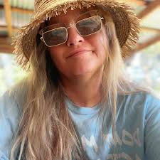 Introduction of a quirky mom