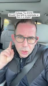 Is It Better to Have A Roommate in College or Not