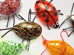Plastic Spoons Place With Plastic Flowers Kafer Aus Pastikloffeln Plastikloffel Kafer Basteln Basteln