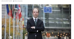 Perussuomalaiset puhuvat paljon maahanmuutosta, koska sen vaikutukset ovat kouriintuntuvia ja ajankohtaisia sekä nyt että tulevaisuudessa. Havaintoja Uudesta Maailmanjarjestyksesta Jussi Halla Aho Ja Poliittisen Takinkaannon Oppitunti